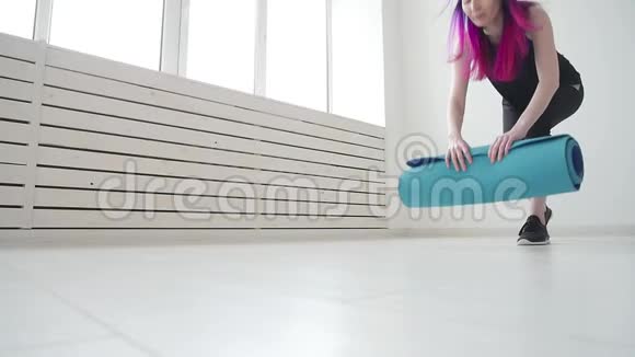 运动和健康和放松的概念有瑜伽垫的年轻女性在公寓或健身房锻炼视频的预览图