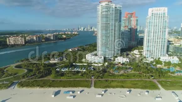 在阳光明媚的早晨迈阿密海滩城市景观空中景观视频的预览图