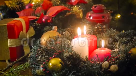 在传统的圣诞花环上摄像机沿着燃烧的蜡烛移动视频的预览图