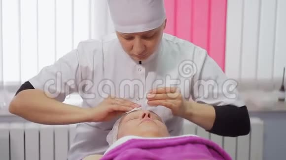 中年妇女美容诊所的手术戴口罩的贴身女人视频的预览图