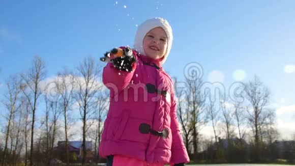 女孩宝贝在晴天扔雪球视频的预览图