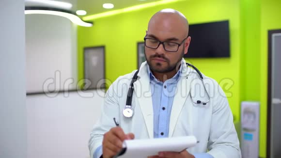 医生开医疗处方医生给病人开处方年轻的严肃医生在写视频的预览图