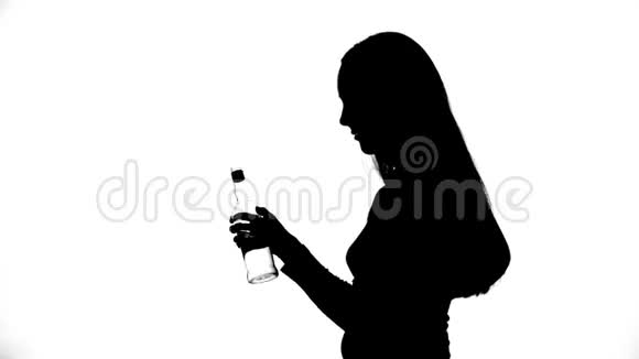 喝酒的录像年轻女孩视频的预览图