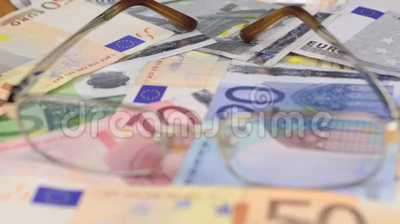 选择性聚焦从眼镜上聚焦欧元钞票视频的预览图