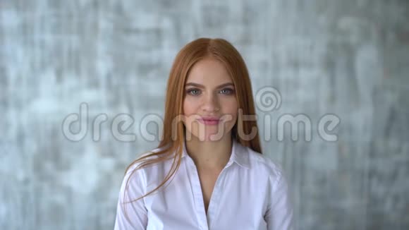 红色头发的女人的肖像心情愉快积极和微笑的灯光背景特写概念视频的预览图