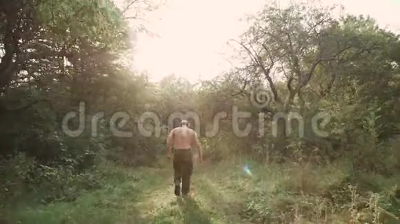 强壮的胡须战士在森林里行走4K视频的预览图