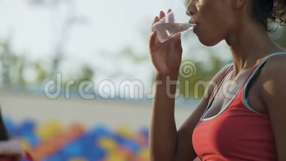 双种族女孩锻炼后饮酒恢复水平衡补水视频的预览图