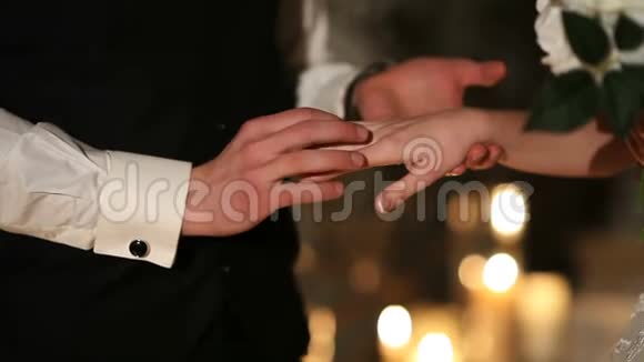 新郎在婚礼上戴着戒指视频的预览图