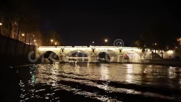 巴黎夜间活动船上的桥梁视频的预览图