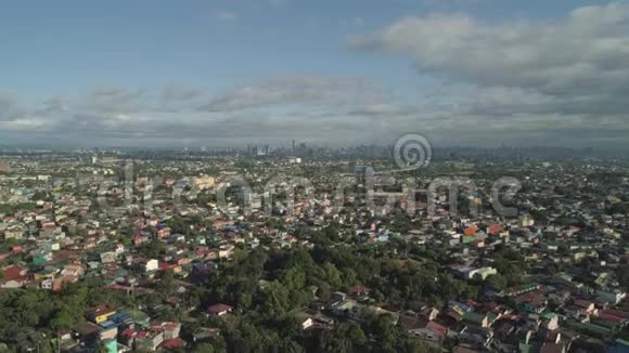 菲律宾首都是马尼拉菲律宾马尼拉的住宅区和街道俯视图房屋屋顶视频的预览图