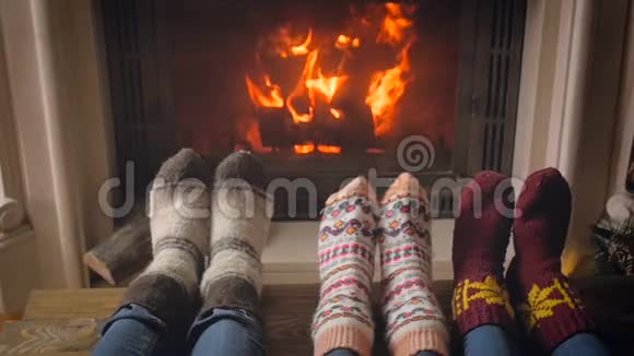 在壁炉旁的客厅里放松的家庭慢动作视频视频的预览图