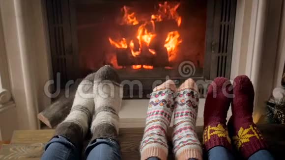 夜晚一家人穿着袜子躺在燃烧的火盆旁边动作缓慢视频的预览图