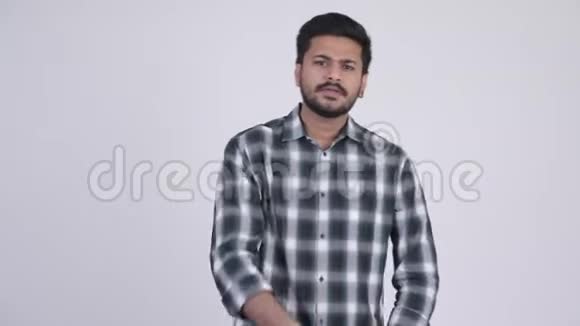 年轻愤怒留胡子的印度男人说话的肖像视频的预览图