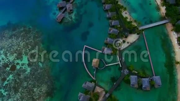 在塔希提海地小别墅平房酒店附近的标志直升机停车场上着陆的4k空中无人机摄像头视频的预览图