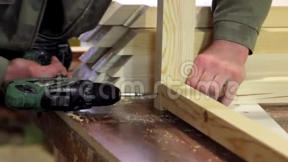 用天然材料进行生产穿灰色夹克的主人用木制家具工作使用工具视频的预览图