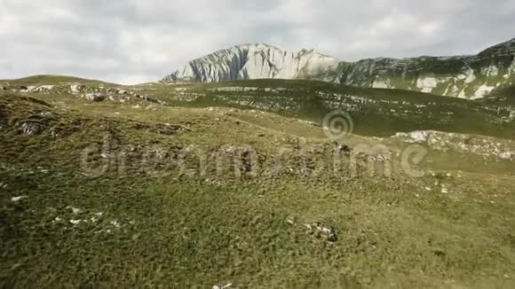 岩石侵蚀的俯视图库存强烈纹理和侵蚀白色岩石的全景岩石表面的绿色覆盖视频的预览图