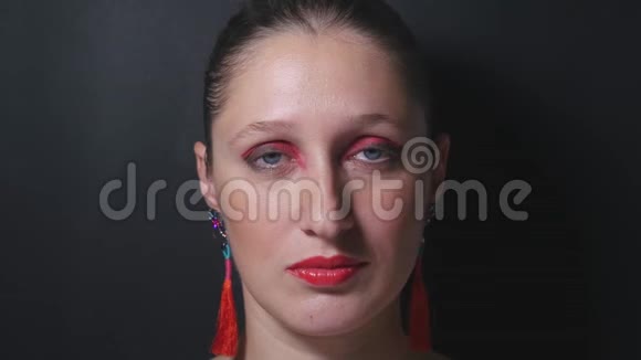 红眼红唇的年轻女子肖像视频的预览图