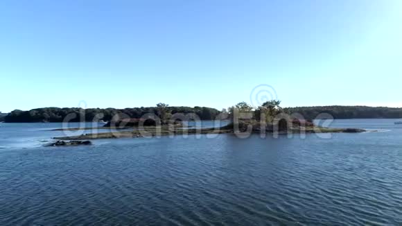 空中无人机飞越湖泊朝4K岛飞去视频的预览图