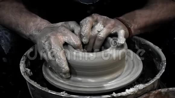 陶工车轮上粘土的车间成型脏手在泥里视频的预览图