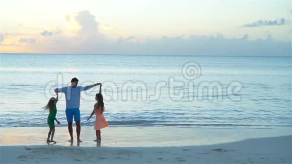 一家人的爸爸和孩子享受海滩度假流动人口视频的预览图