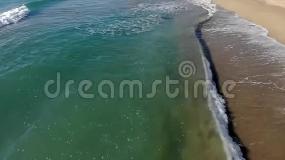 西班牙无人驾驶飞机在帕拉莫斯附近的科斯塔布拉瓦海滩上拍摄的画面视频的预览图