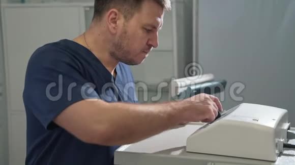 外科医生穿着一件白色无菌礼服在一家有医疗设备的医院工作临床医生视频的预览图