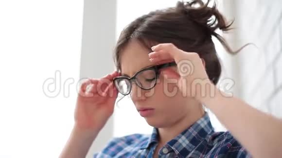 年轻女性劳累过度年轻女性头部疼痛头痛偏头痛和压力视频的预览图