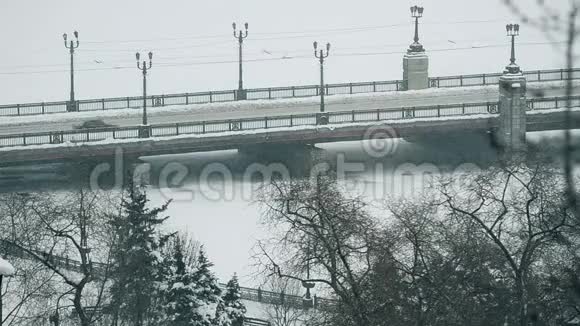冬季恶劣天气降雪冰雪覆盖的城市大桥视频的预览图