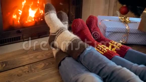 圣诞前夜一对夫妇在壁炉旁放松的慢镜头视频的预览图