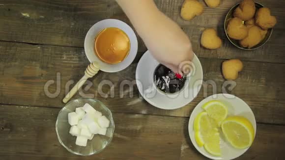 女用手搅拌勺冲泡鲜茶从上面看视频的预览图