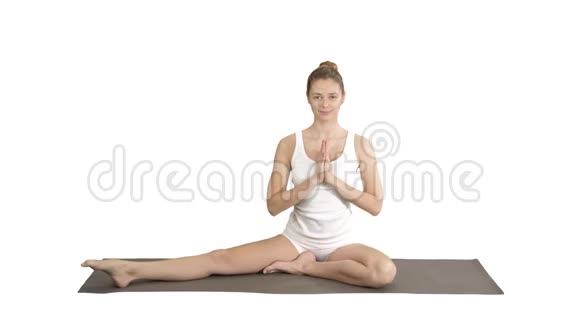 美丽的年轻女子穿着白色的衣服做瑜伽运动坐在一只被缠着的鸽子国王的单只鸽子海视频的预览图