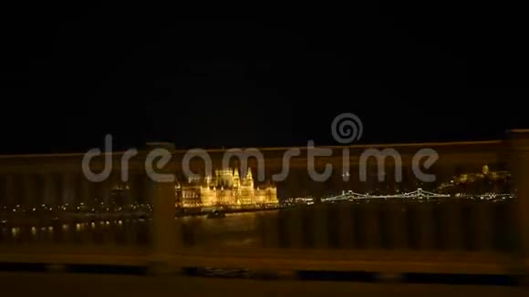 从汽车从链桥到布达佩斯大教堂的景色视频的预览图