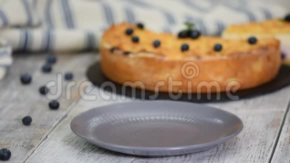 盘子里放着蓝莓芝士蛋糕视频的预览图