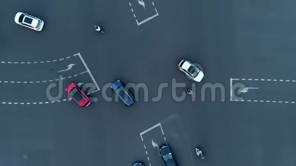 空中无人机在城市的十字路口汽车和公共汽车在大道上行驶日落时分镜头向上移动视频的预览图
