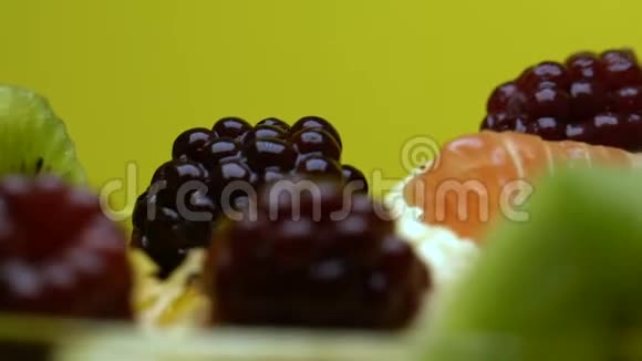 吧台色拉中的各种新鲜水果健康零食维生素视频的预览图
