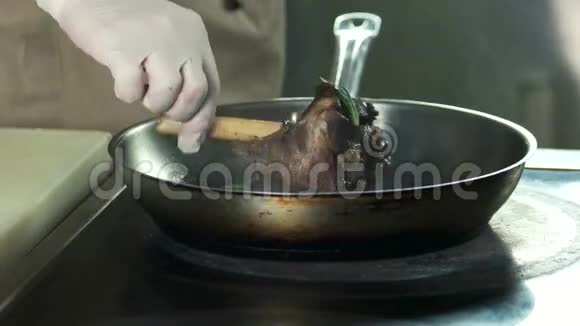 厨师手烤肉视频的预览图