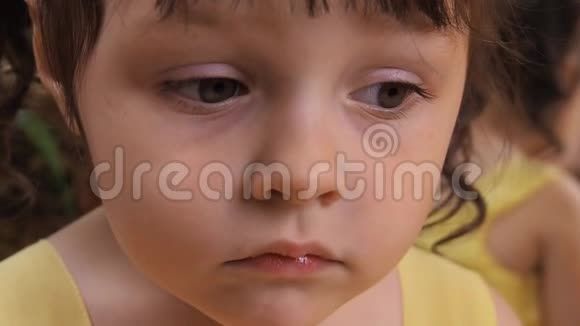 孩子的情绪一个大眼睛的小女孩在哭一个穿着黄色裙子的孩子在镜子旁视频的预览图
