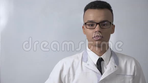 年轻成功的非洲科学家穿着一件白色的外套和眼镜露出一种类似的迹象看着相机画像视频的预览图