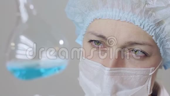 一位女科学家医生在一个专业实验室里对液体病毒细胞进行分析视频的预览图