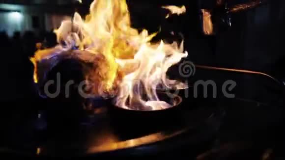 特写厨师烹饪一道主菜现主宴菜肉上火秀概念餐厅视频的预览图