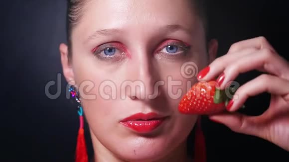 红眼红唇的年轻女子肖像视频的预览图