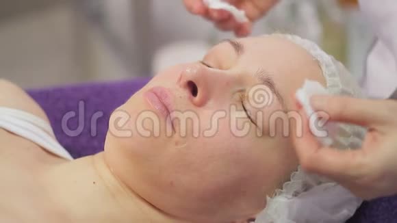 中年妇女美容诊所的手术戴口罩的贴身女人视频的预览图