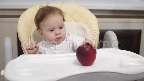 小婴儿得到了一个漂亮的红苹果视频的预览图
