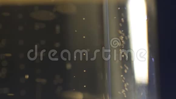 一杯冰镇起泡葡萄酒节日气氛饮料中的气泡上升视频的预览图