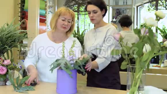 花艺师与助理创作花艺构图视频的预览图