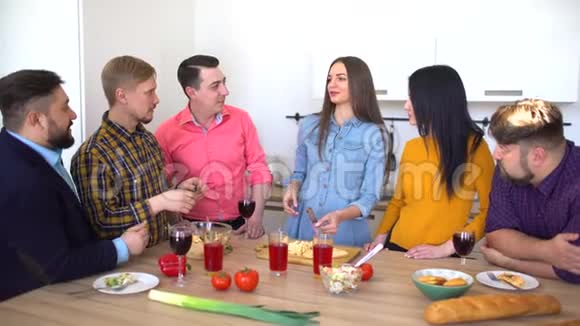 一群朋友聚集在厨房吃晚饭视频的预览图