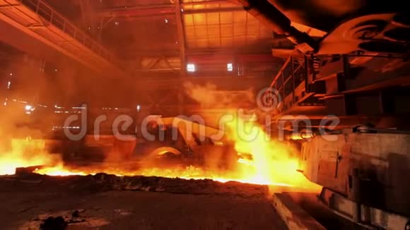 钢铁厂正向溜槽浇注热轧钢材重工业概念库存录像钢铁生产视频的预览图