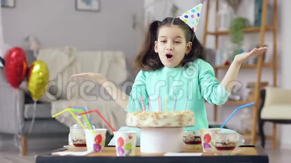 小女孩看着蛋糕高兴极了视频的预览图