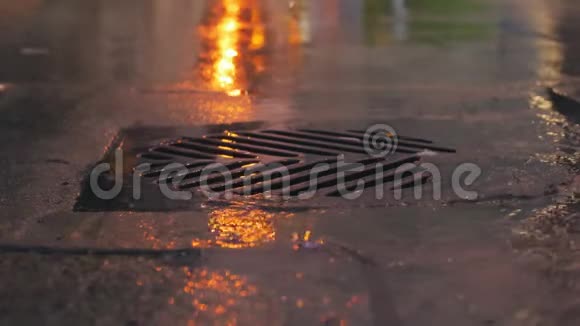 雨在夜间缓慢地降下下水道的排水沟视频的预览图