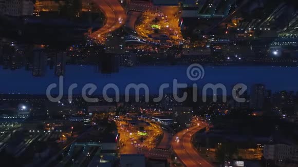 空中夜景的一个大城市和美丽的灯光夜间生活理念镜面视界效果媒体夜间城市景观视频的预览图